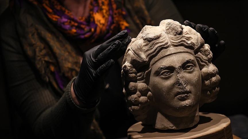 İzmir Arkeoloji Müzesinde Dionysos'a adanan eserler sergilenmeye başlandı