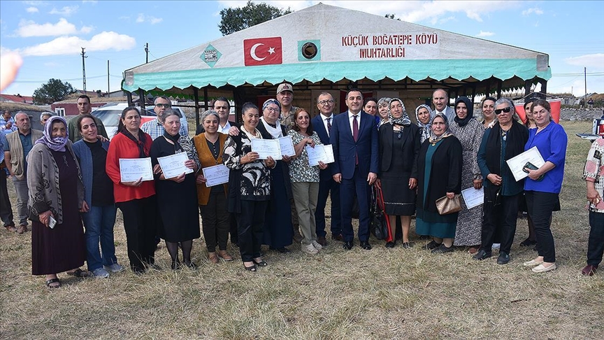 Kars'ın köylerindeki kadınlar tıbbi ve aromatik bitki yetiştiriciliğini öğreniyor