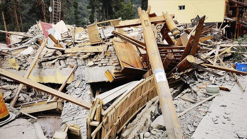 Число жертв землетрясения в Китае достигло 65