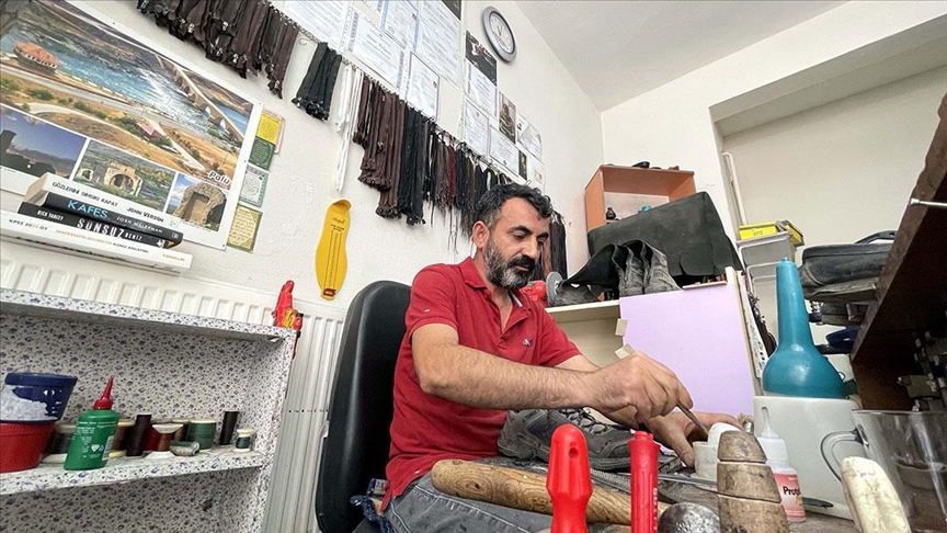 Elazığlı ayakkabı tamircisi eğitim aşkıyla iki diploma aldı, üçüncüsü de yolda