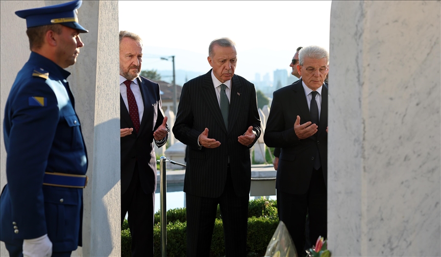 Президент Эрдоган посетил могилу Алии Изетбеговича в Сараево