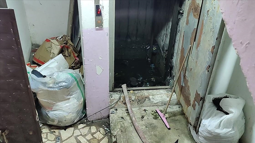 Sultangazi'de rögar kapaklarından taşan mavi renkli su tedirginlik yarattı