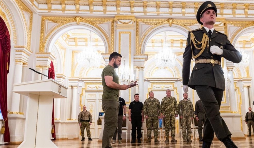 Зеленский вручил государственные награды разведчикам Украины