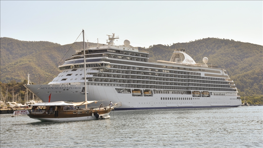 Lüks gemi "Seven Seas Explorer", 391 turistle Marmaris'e geldi