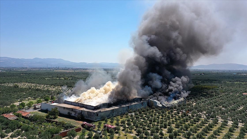 Manisa'da orman ürünleri fabrikasında çıkan yangın kontrol altına alındı