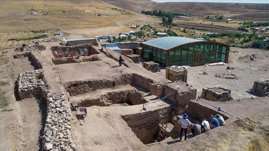 Ancient bronze wall plate unearthed in eastern Türkiye