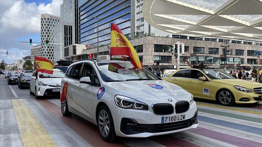 Avrupalı taksiciler Brüksel'de Uber'i protesto etti