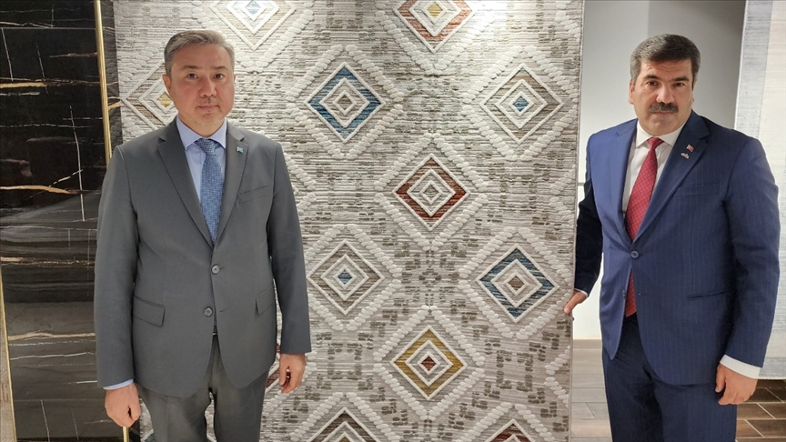 Kazakistan'ın Ankara Büyükelçisi Sapiyev, Güneydoğulu halıcıları ziyaret etti