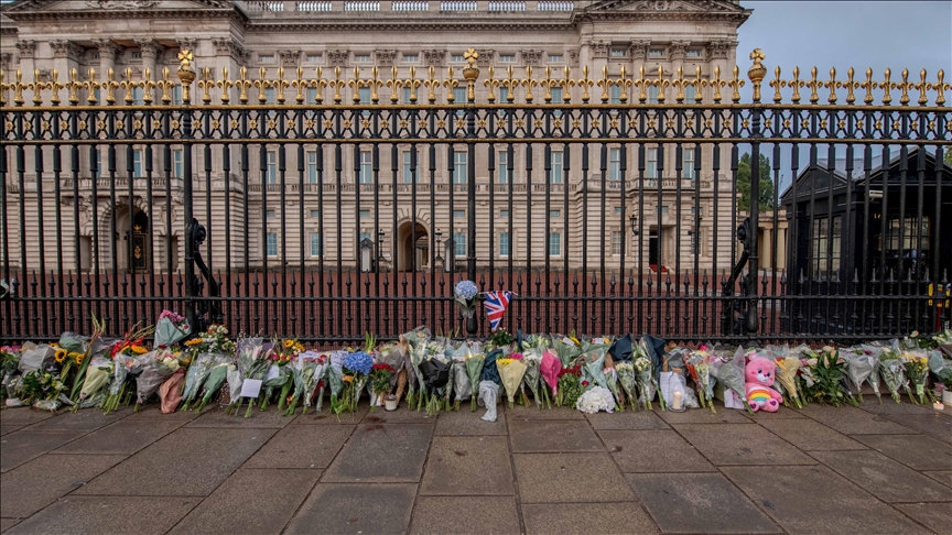 'Deeply saddened': Celebrities, actors, public figures mourn death of Queen Elizabeth II