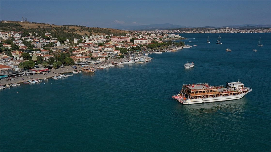 Kuzey Ege turizminin gözdesi Cunda Adası'nda sezon uzadı