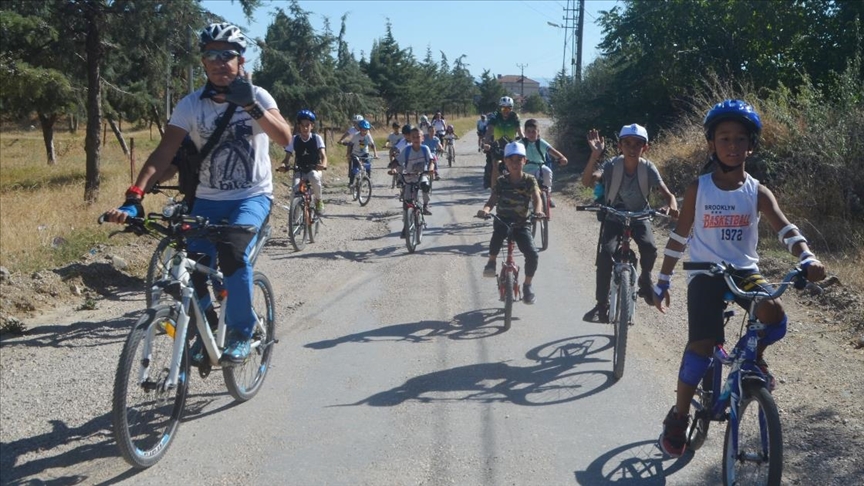 Amasya'da çocuklar "temiz çevre" için aileleriyle pedal çevirdi