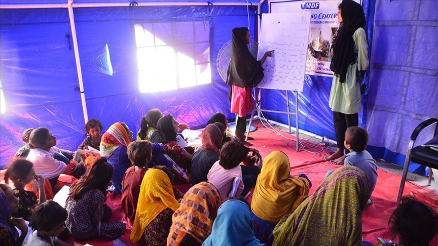 Pakistan'ın Sindh eyaletinde okulların yüzde 40'ı sel sonucu yıkıldı