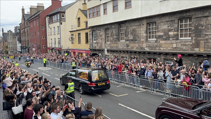 Queen Elizabeth II’s coffin arrives in Edinburgh