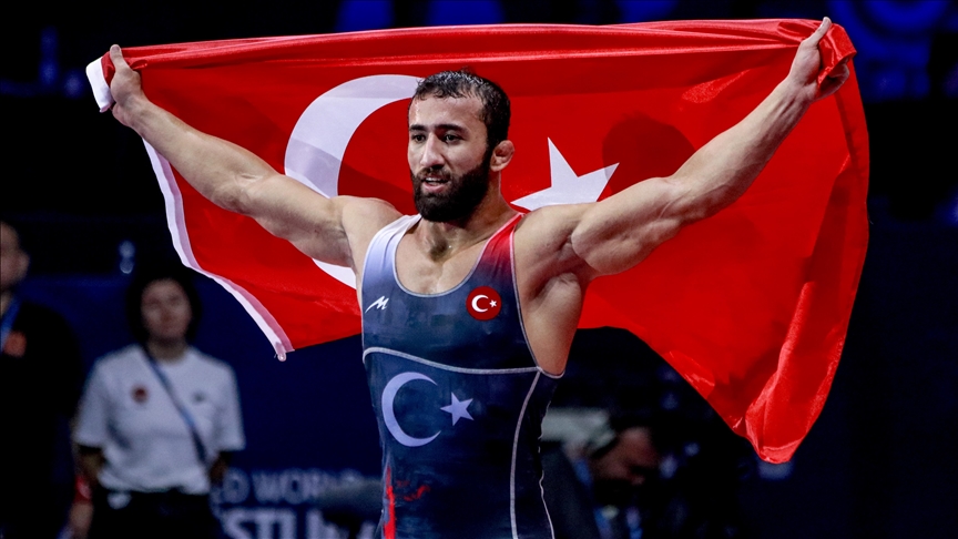 Milli güreşçi Burhan Akbudak dünya şampiyonu oldu