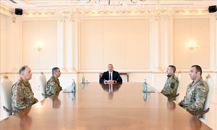 İlham Aliyev, komutanlarla Ermenistan'ın sınırdaki provokasyonlarını görüştü