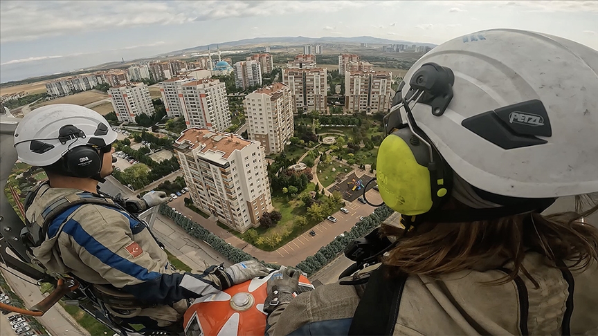 Elektrik hatlarının bakım çalışmalarında helikopterli mesai