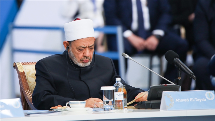 شيخ الأزهر يدعو للقاء بين رموز الأديان لمواجهة كوارث تهدد البشرية