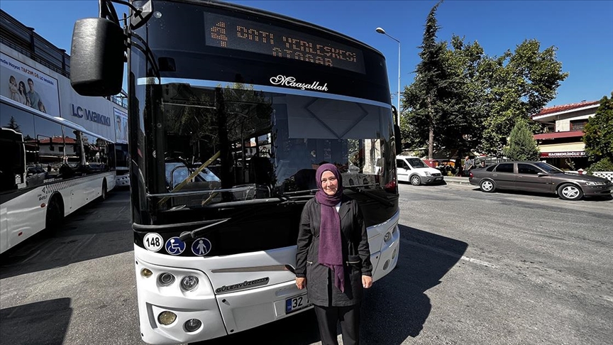 Kadın otobüs şoförü eşiyle vardiyalı çalışıyor 