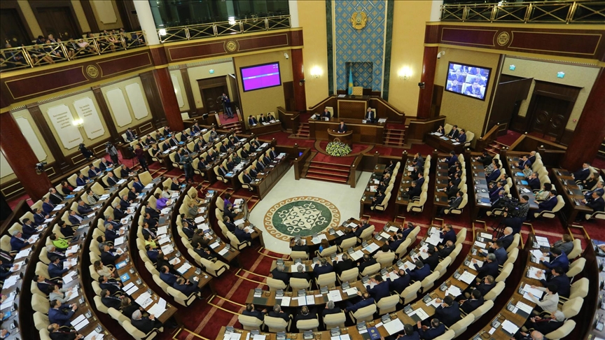 Парламент Казахстана принял поправки о семилетнем сроке президента