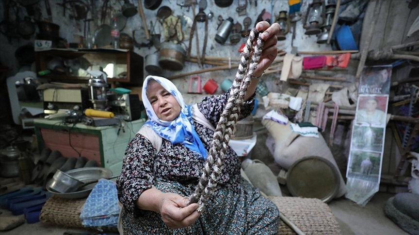 Atmaya kıyamadığı eski eşyaları kayadan oyma odada sergiliyor