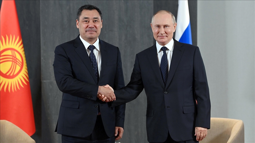 Kyrgyz, Russian presidents discuss Kyrgyz-Tajik border situation over phone