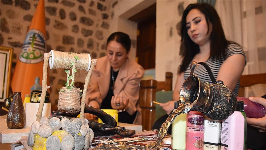 Şırnaklı kadınlar atıklardan hazırladıkları ürünlerle kızların eğitimine katkı sunacak