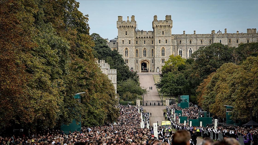 Kovčeg kraljice Elizabethe II stigao u dvorac Windsor