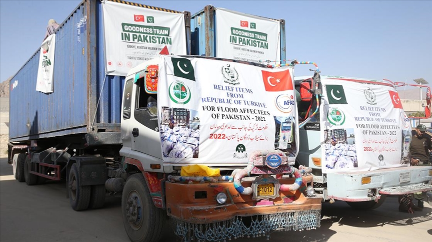 Türkiye’nin birinci iyilik trenindeki yardım malzemeleri Pakistan'a teslim edildi