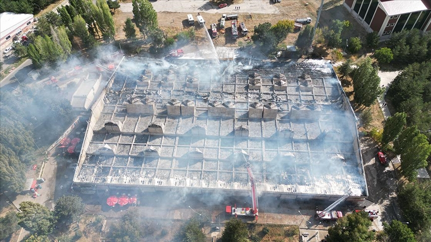 Atatürk Üniversitesinin yemekhanesinde çıkan yangın kontrol altına alındı