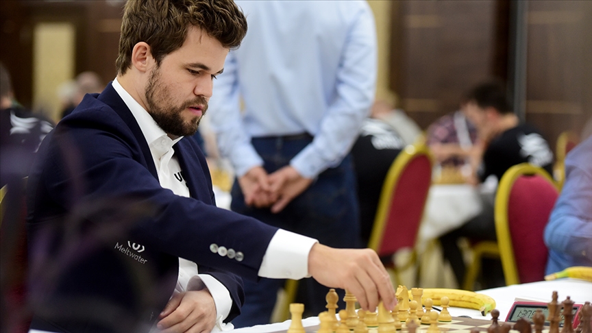 Rakibinin hile yaptığına inanan Carlsen, ilk hamlesinin ardından oyundan çekildi