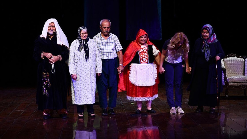 Sanatla buluşan alzaymır hastaları sahneye çıkmaya hazırlanıyor