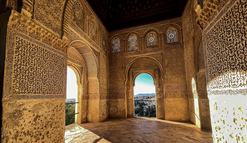 Палатата Алхамбра, која е на Листата на светско културно наследство на УНЕСКО, го зачува својот сјај до денешен ден