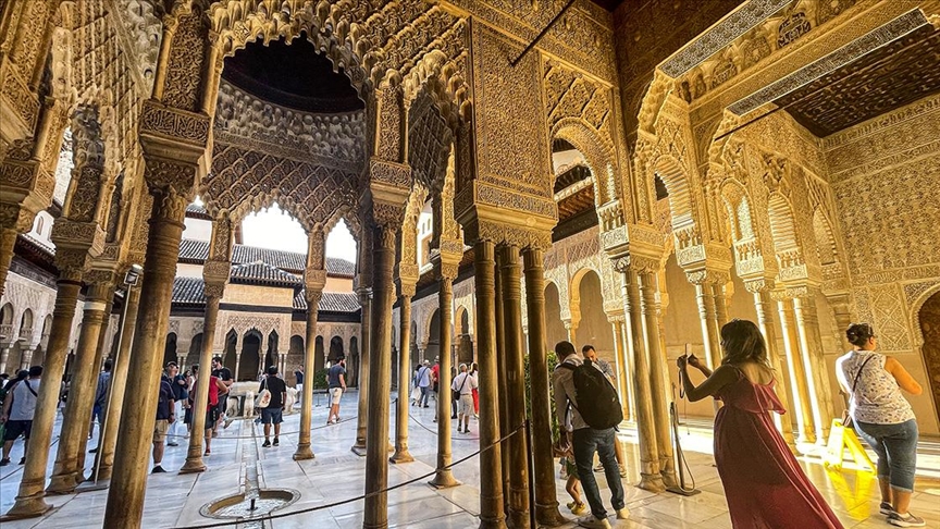 UNESCO Dünya Kültür Mirası listesinde yer alan El Hamra Sarayı ihtişamını koruyor