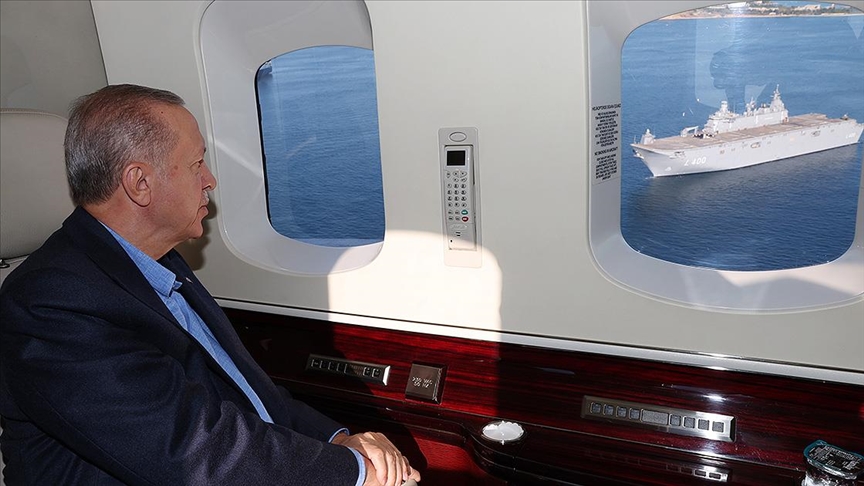 Cumhurbaşkanı Recep Tayyip Erdoğan, Türkiye'nin en büyük savaş gemisi TCG Anadolu'yu havadan incelerken.