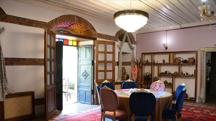 Sındırgı'nın 170 yıllık askeri binasındaki müze otel eski eşyalarıyla nostalji yaşatıyor