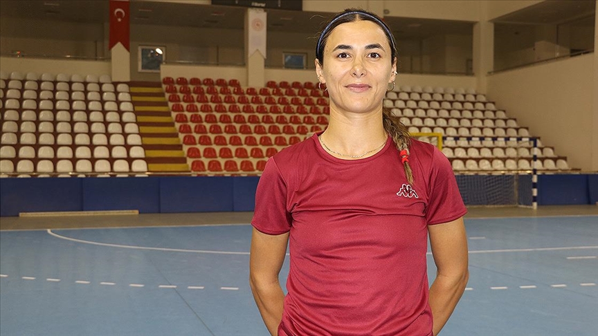 Perihan öğretmen, hokeyde ay-yıldızlı formayı tutkuyla giyiyor