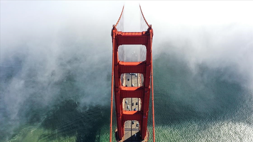 Čuveni most "Golden Gate" prekriven maglom