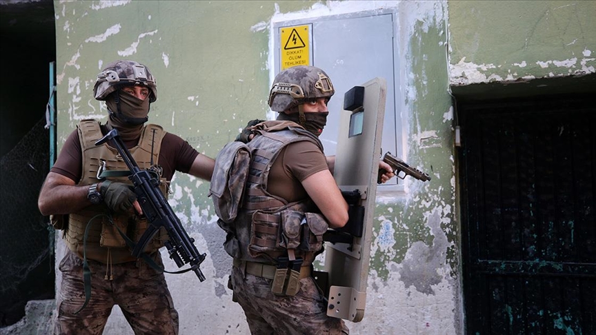 Mersin'de terör örgütü DEAŞ operasyonunda 8 zanlı yakalandı