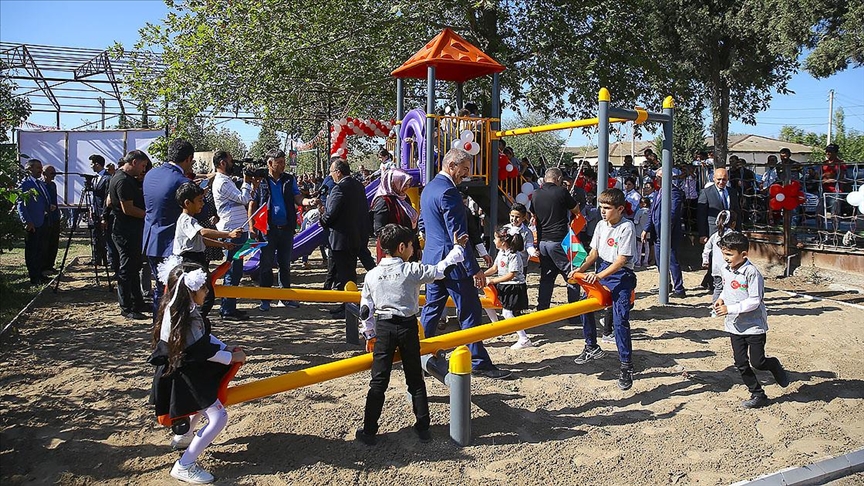 Türk Kızılay, Azerbaycan'da Ermenistan'ın saldırılarından etkilenen bölgelerde oyun meydanları kurdu