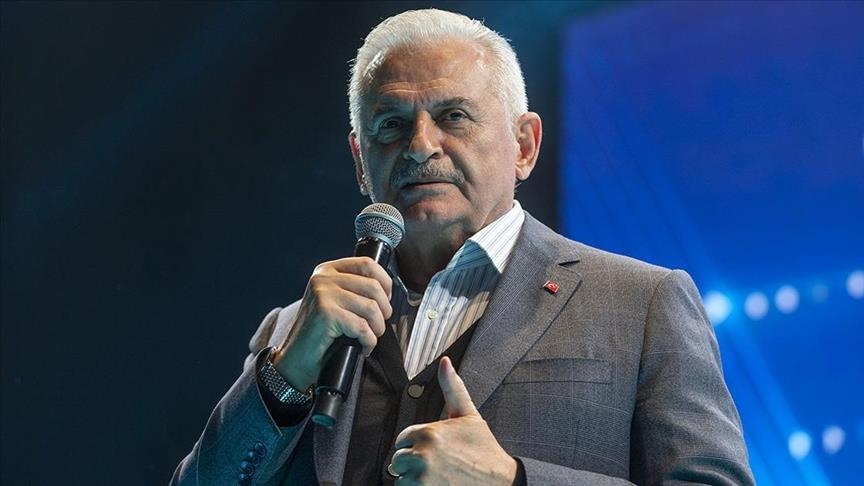 Экс-премьер Турции почтил память героев Второй карабахской войны