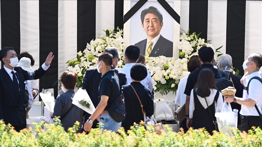 Grupo de japoneses se manifiesta en contra del funeral oficial celebrado en honor del ex primer ministro Abe Shinzo