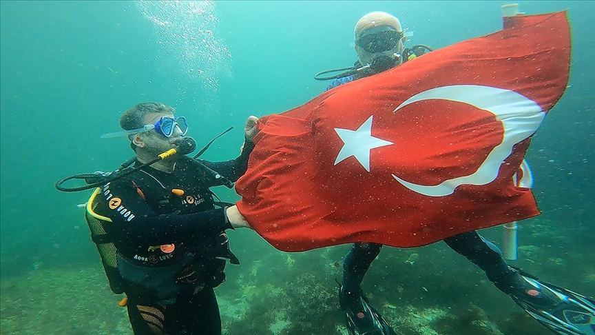 Preveze Deniz Zaferi'ni su altında Türk bayrağı açarak kutladılar