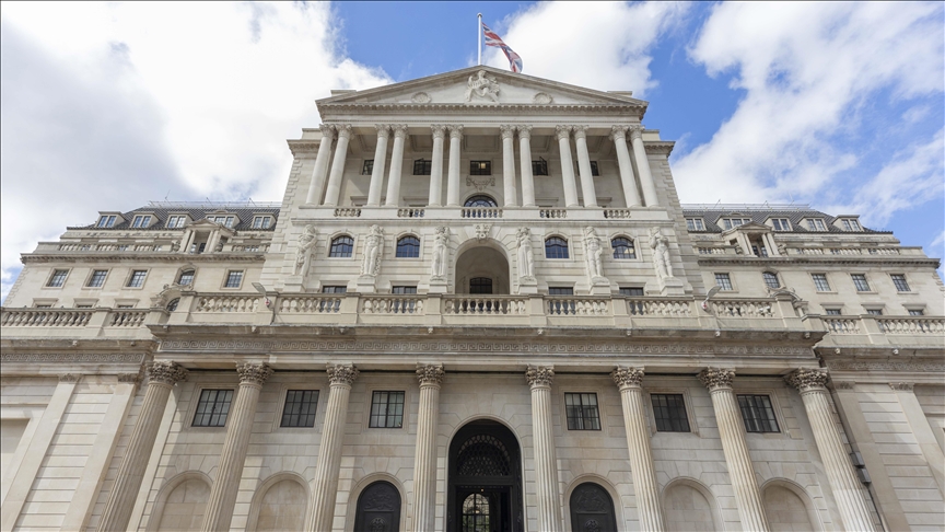 British pound slumps despite Bank of England intervention in bond market