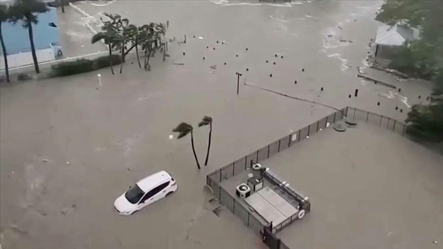 بالفيديو || ظهور سمكة قرش في شوارع فلوريدا بسبب إعصار إيان