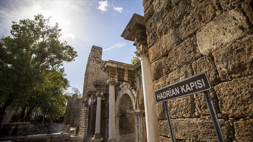 Antalya'nın simgelerinden Hadrianus Kapısı'nın desenleri daha görünür olacak