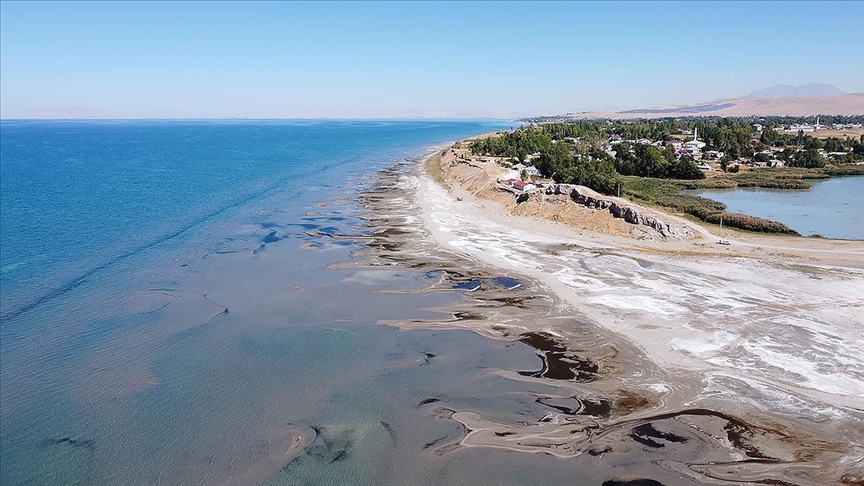 Kuraklık ve aşırı buharlaşmanın etkisiyle Van Gölü'ndeki çekilme sürüyor