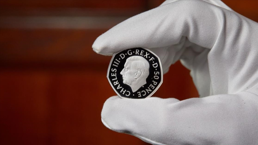 В Великобритании представили первые монеты с изображением Карла III