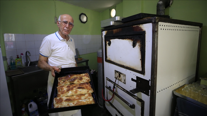 Antalya'nın "lezzet ustası" börekçi Tevfik 65 yıldır tezgahının başında