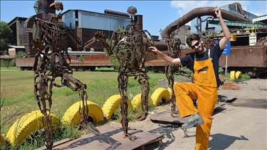 Üsküplü Türk sanatçı atık demirleri sanata dönüştürüyor