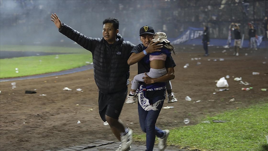 Endonezya'da futbol maçında çıkan izdihamda 129 kişi öldü